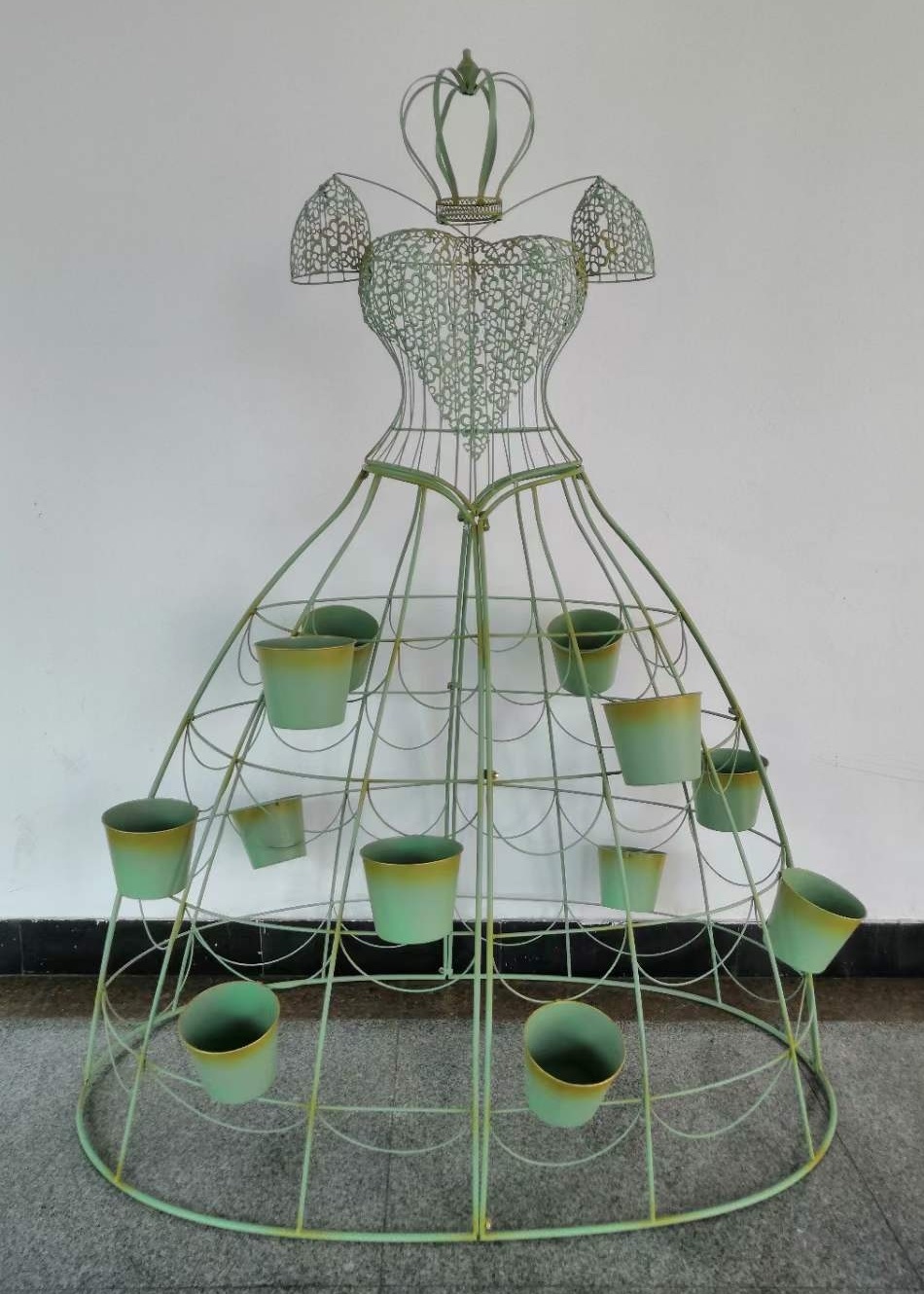 Dārza dekors ar puķu podiem CM109